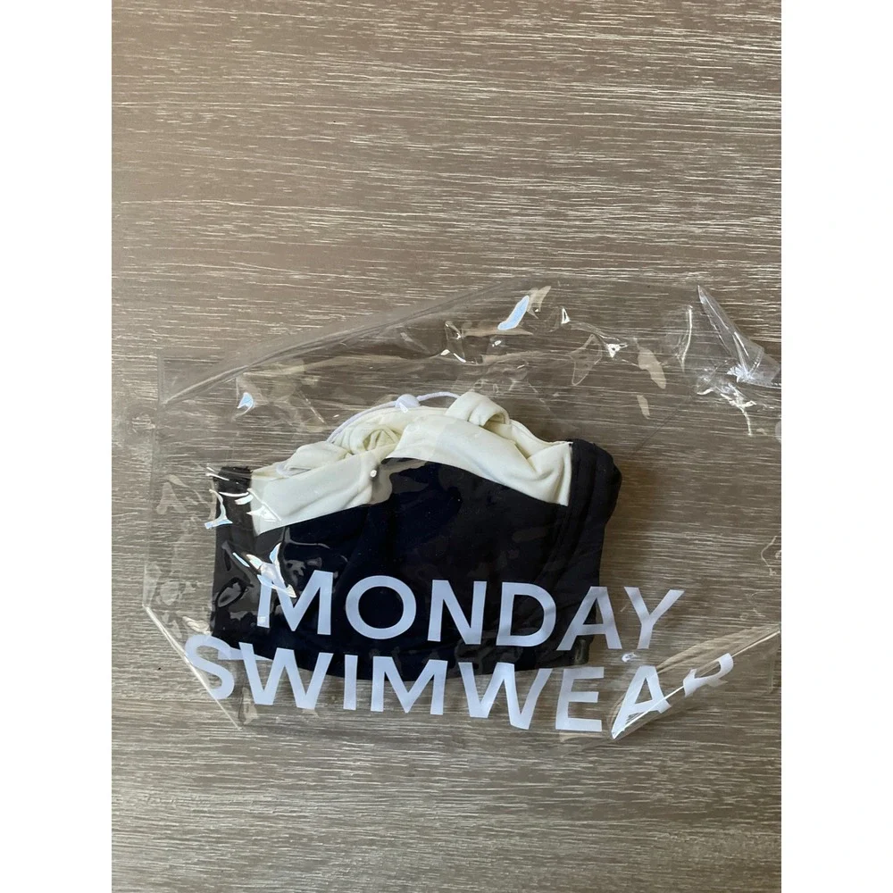 Monday Swimwear Clovelly Top Black Ivory Small New With Tags